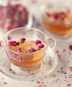 photo tea with rose petals edible flowers