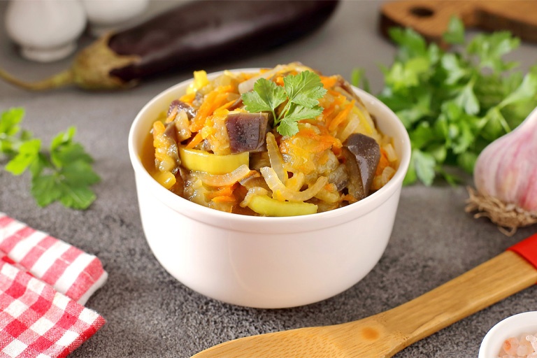 Georgian recipe – stewed eggplants with celery and fresh vegetables